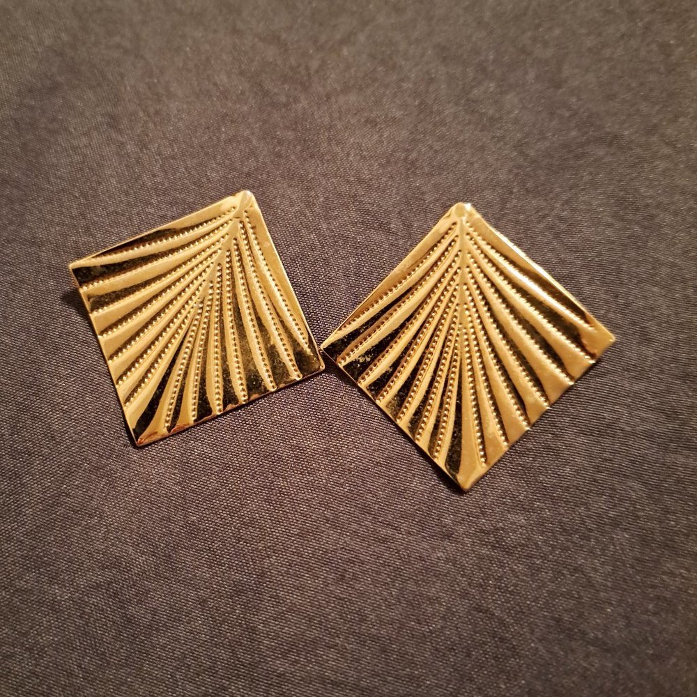 Vintage Fashion Gold Tone Earrings
